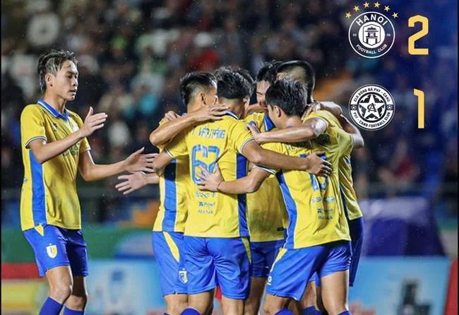 Hình ảnh về sòng bạc trực tuyến với các trò chơi bài và bàn roulette, tạo không khí sang trọng.